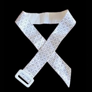 GUESS White and Black Signature “G” Logo Belt 43”